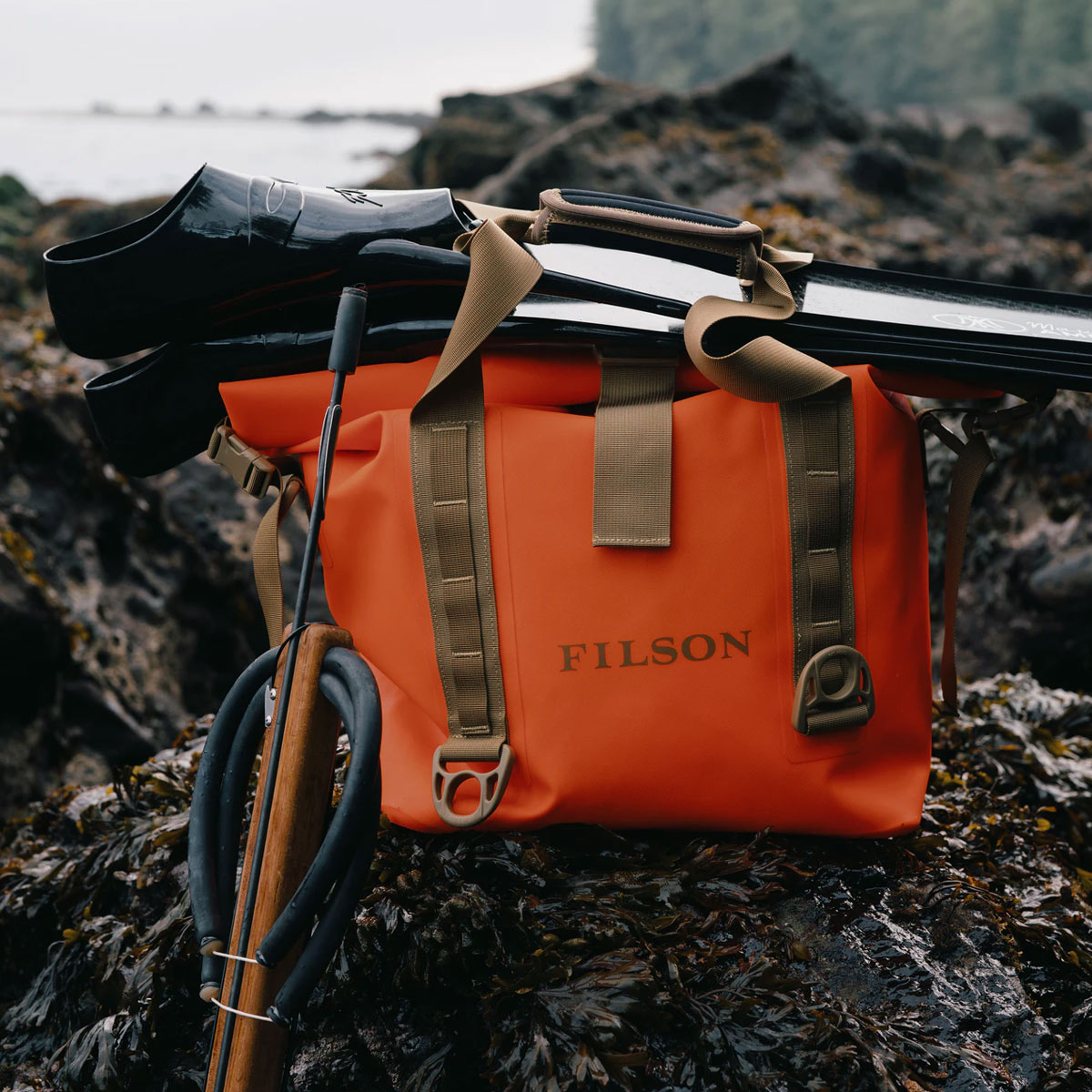 Filson Dry Roll-Top Tote Bag Flame, houdt je uitrusting droog in alle weersomstandigheden