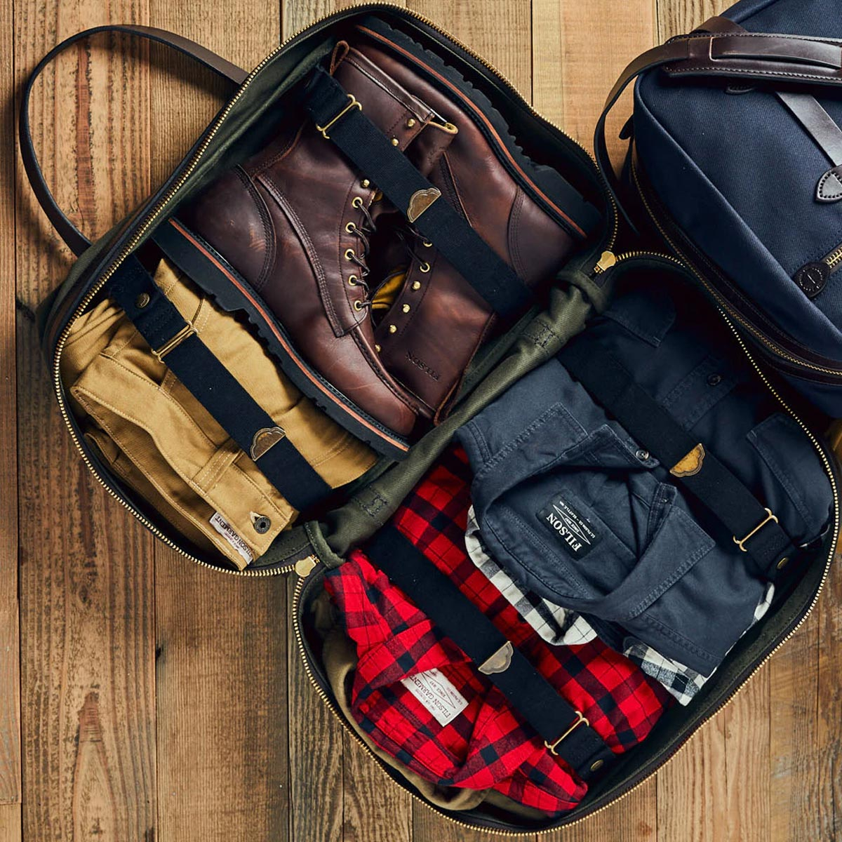Filson Rugged Twill Pullman Small Otter Green, met een ruim interieur dat volledig geopend kan worden en vlak ligt voor eenvoudig inpakken