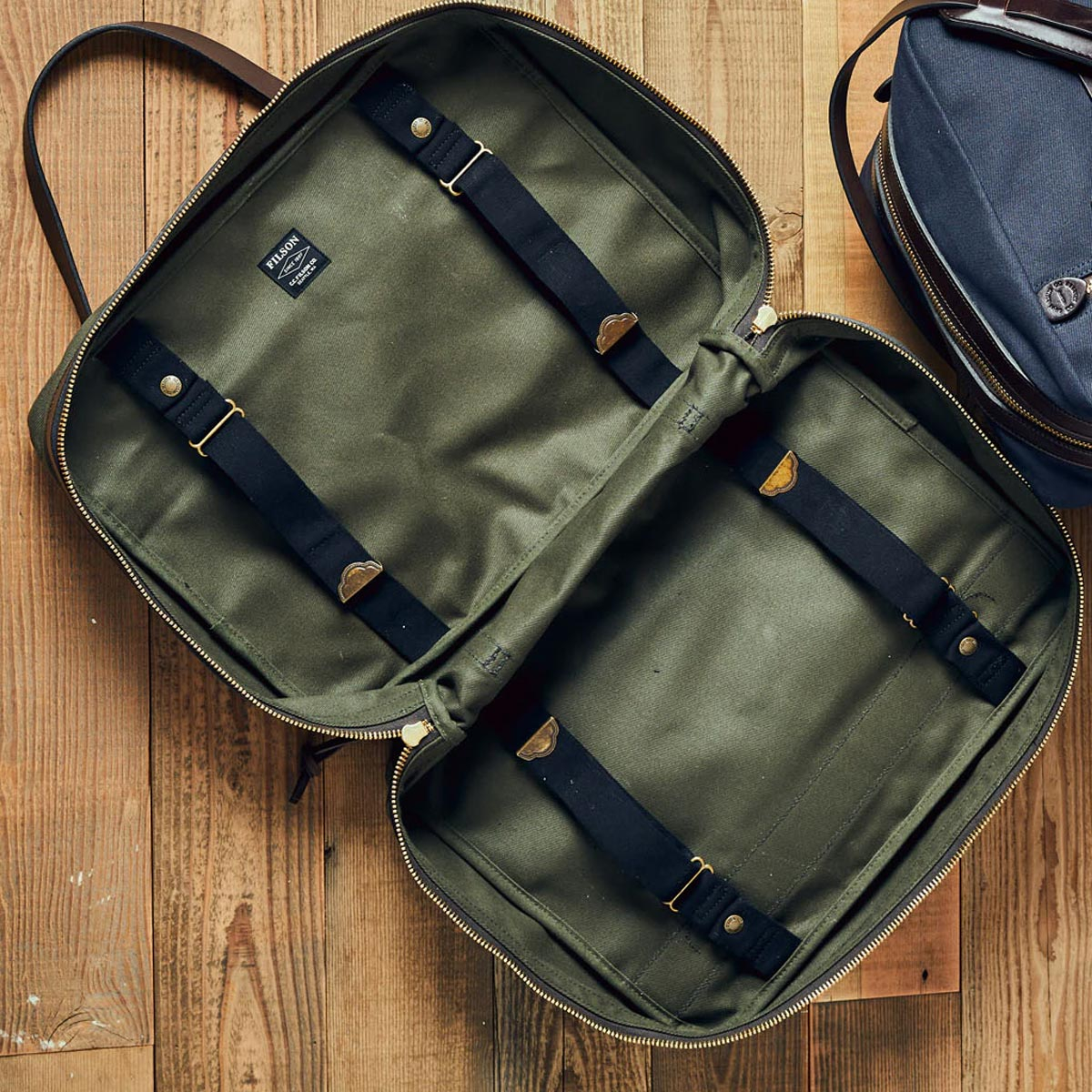 Filson Rugged Twill Pullman Small Otter Green, met een ruim interieur dat volledig geopend kan worden en vlak ligt voor eenvoudig inpakken