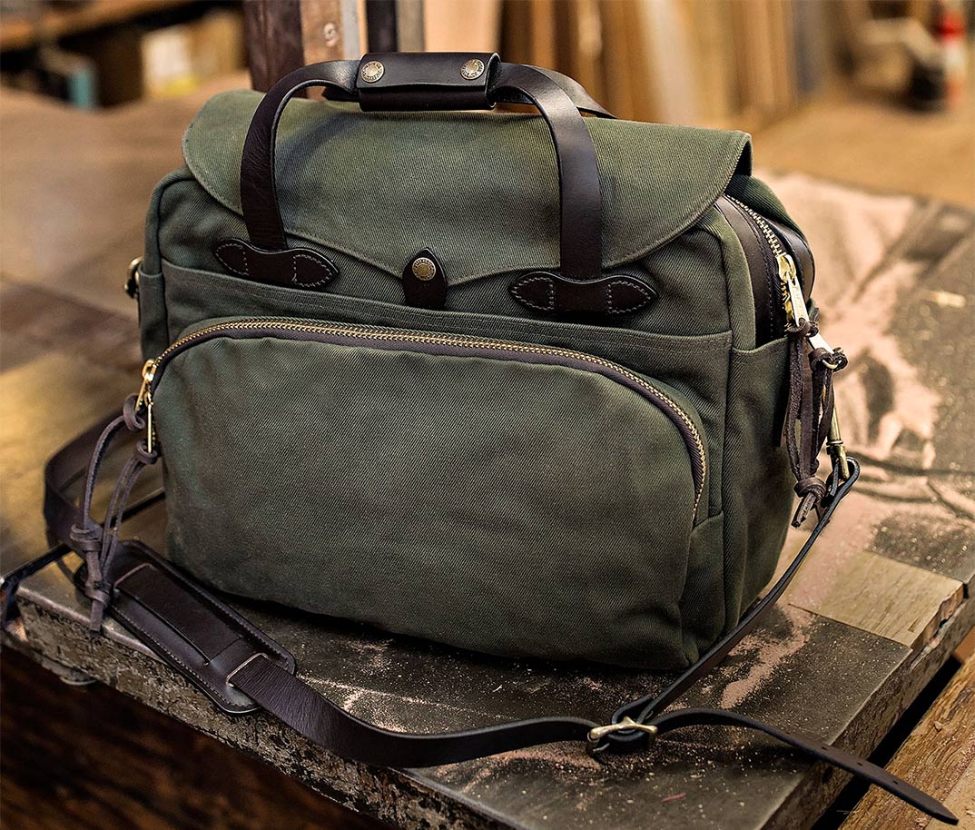 Filson Computer Bag 11070258-Otter Green, voor het comfortabel dragen en beschermen van 2-3 laptops