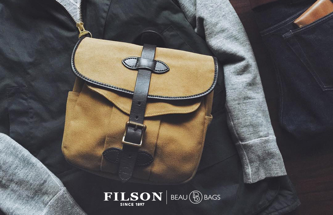 Filson Field Bag Small Tan, gemaakt voor mannen en vrouwen die van stijl en kwaliteit houden