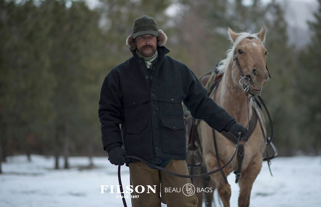 Filson Mackinaw Wool Cruiser Charcoal, to keep you warm even when it’s soaked with rain or snow