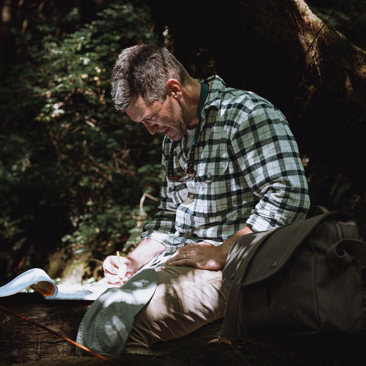 Filson Alaskan Guide Shirt Cream/Black, dit iconische, ademende flanellen overhemd heeft een geplooide rug voor extra bewegingsvrijheid