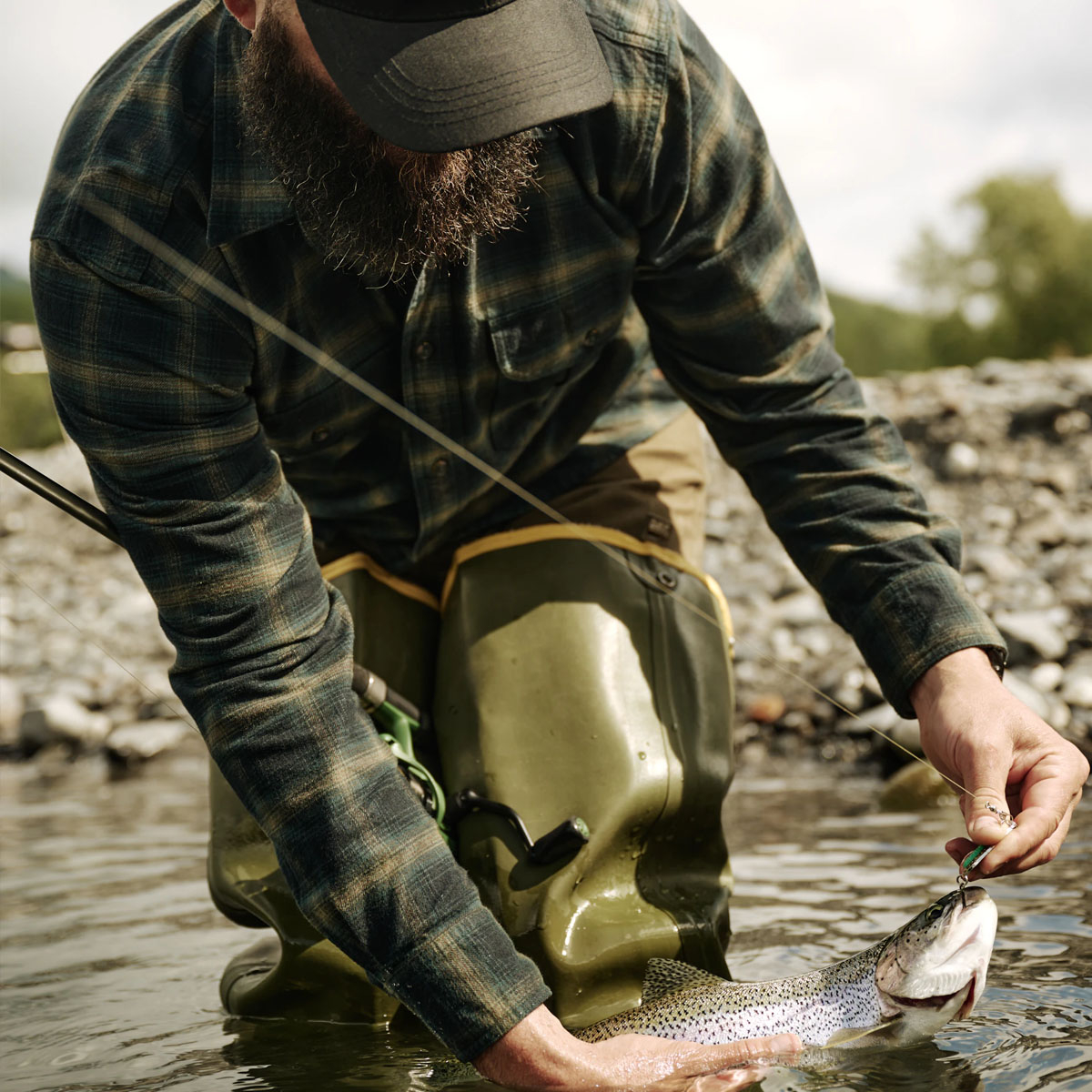Filson Alaskan Guide Shirt Navy Pine Bronze Plaid, dit iconische, ademende flanellen overhemd heeft een geplooide rug voor extra bewegingsvrijheid