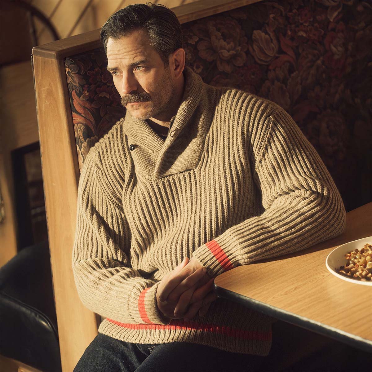 Filson Bristol Shawl Neck Sweater Grey Heather/Dark Charcoal, Tijdloze warmte. Robuuste verfijning. Ongeëvenaarde ambacht. Filson Bristol Shawl Neck Sweater Grey Heather/Dark Charcoal, Tijdloze warmte. Robuuste verfijning. Ongeëvenaarde ambacht.