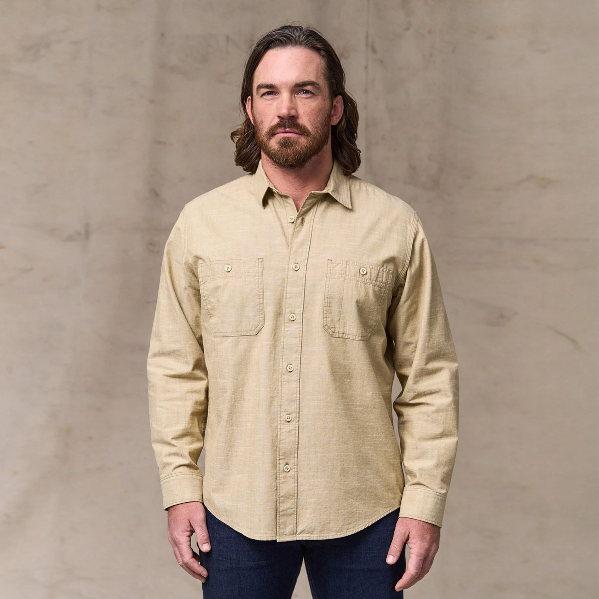 Filson Chambray CPO Shirt Tan, stoer, sterk en licht overhemd, heerlijk om in te werken Filson Chambray CPO Shirt Tan, stoer, sterk en licht overhemd, heerlijk om in te werken