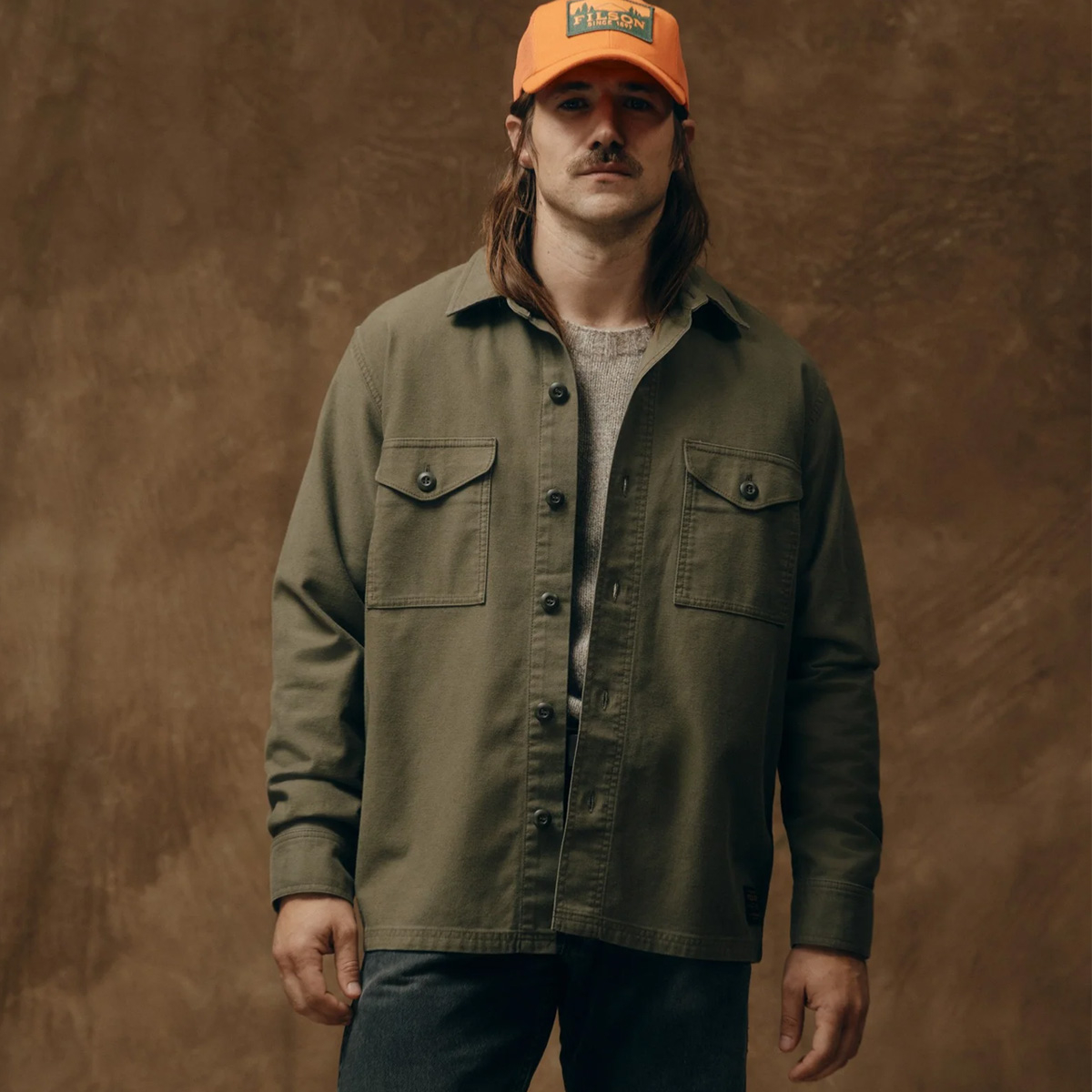 Filson Clarkston Jac-Shirt Surplus Green, Ruime pasvorm met voldoende ruimte voor middelzware lagen eronder. We raden aan een maat kleiner te kiezen.