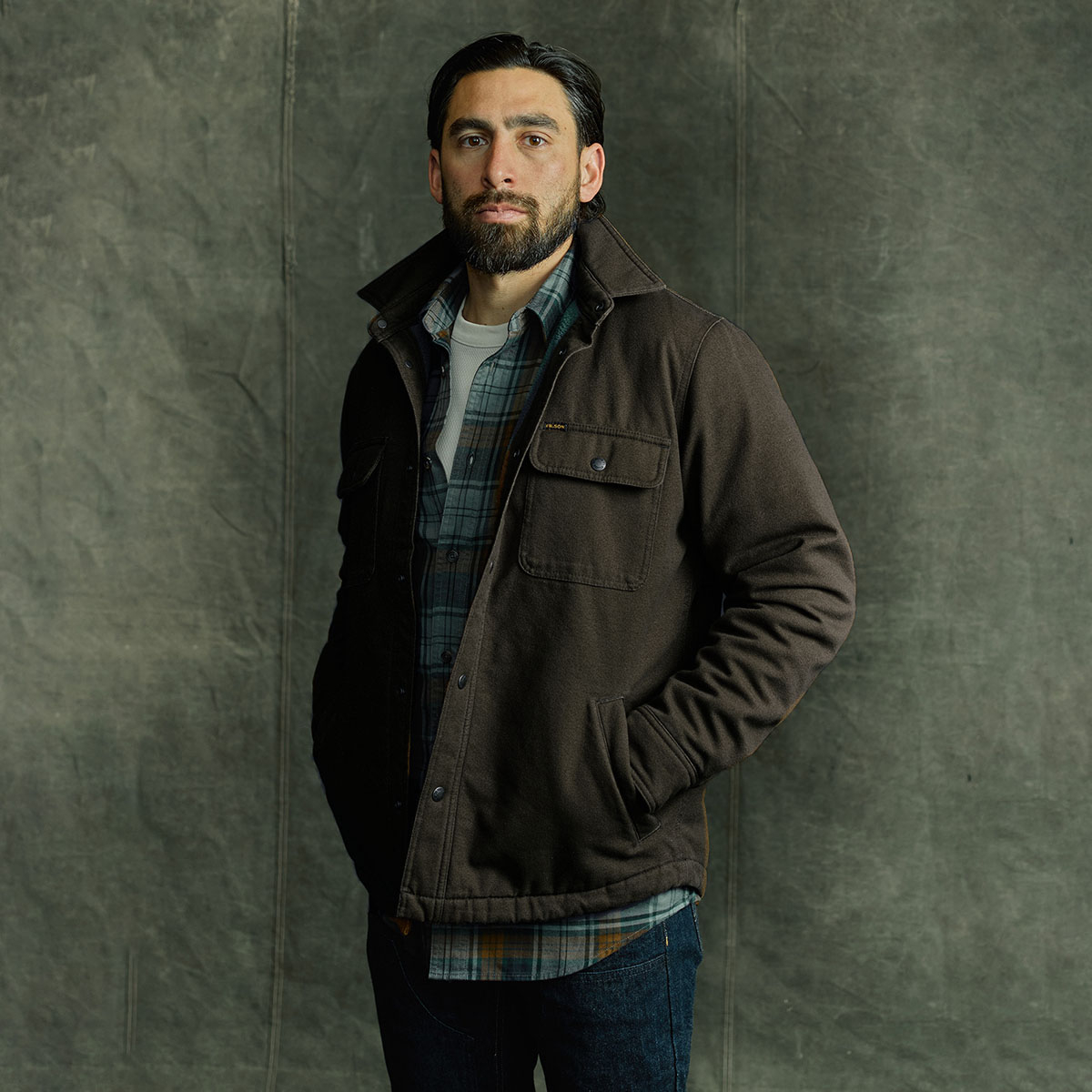 Filson Fleece Lined Jac-Shirt Peat, Veelzijdige warmte: een robuust overshirt met duurzame fleecevoering