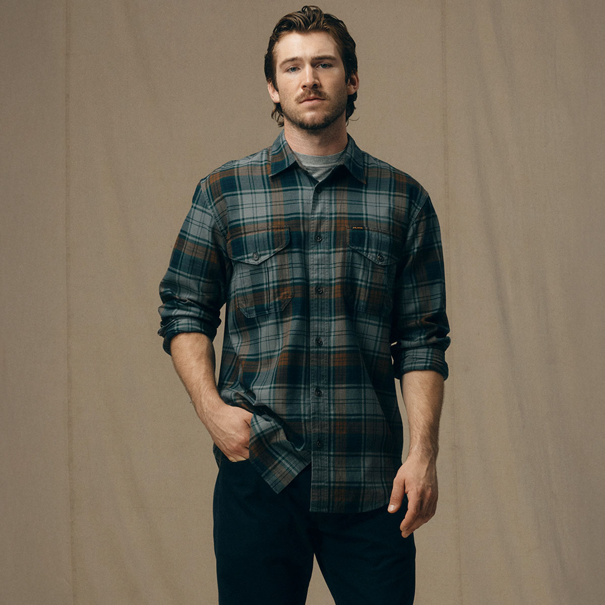 Filson Lightweight Alaskan Guide Shirt Gray/Navy/Multi Plaid, een lichtgewicht versie van Filsons iconische shirt