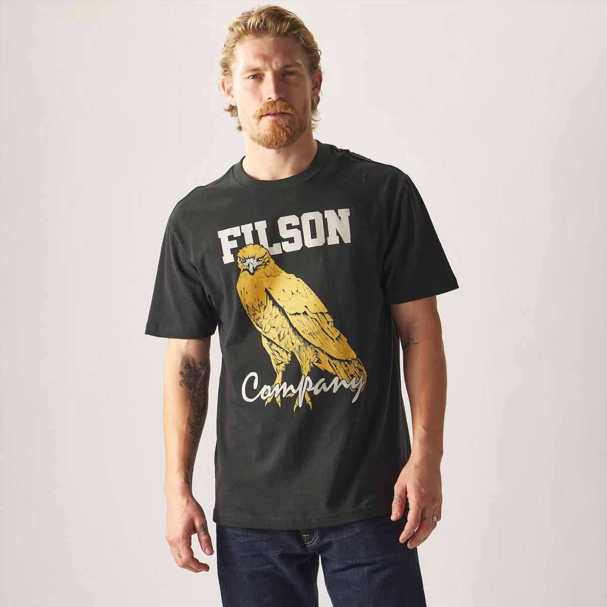 Filson Pioneer Graphic T-Shirt Black/Bird of Grey, gemaakt van 100% katoen met textuur, structuur en een comfortabel gevoel