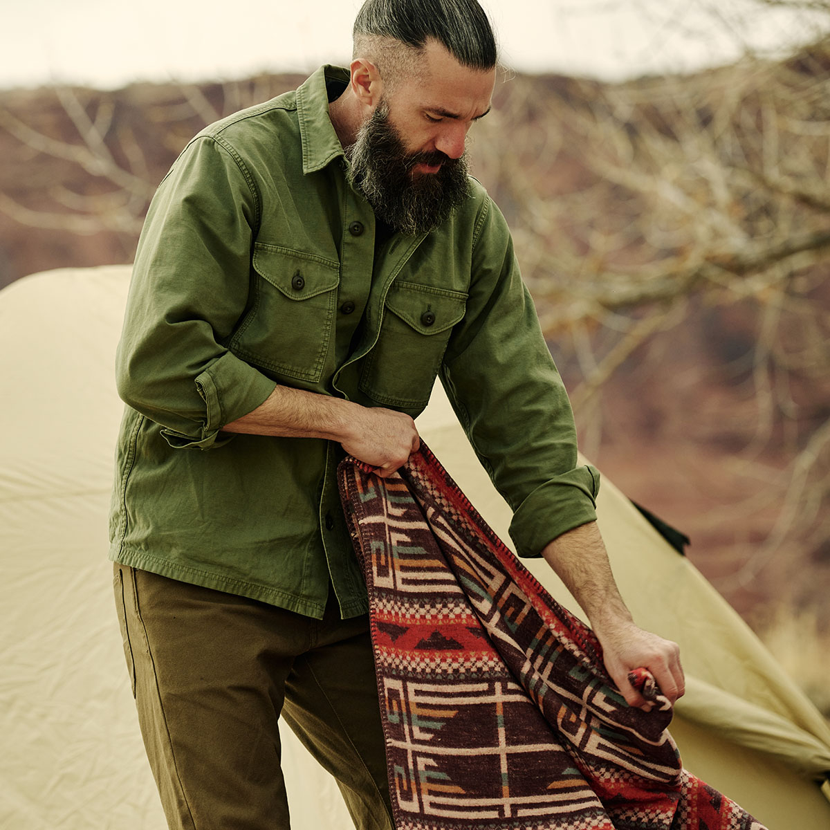 Filson Field Jac-Shirt Washed Fatigue Green, een eersteklas Jac-shirt gebaseerd op vintage militaire veldjassen. Lichtgewicht en uitzonderlijk duurzaam