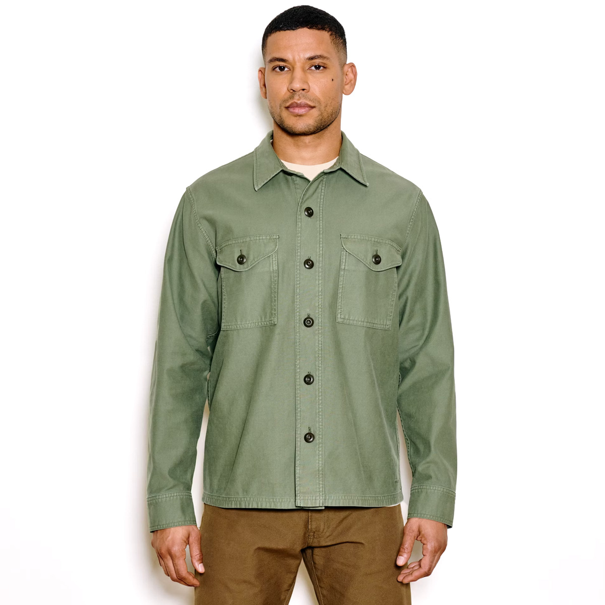Filson Field Jac-Shirt Washed Fatigue Green, gemaakt van sterke 100% katoen met een reverse satijnbinding, glad aan de binnenkant voor gemakkelijk layeren