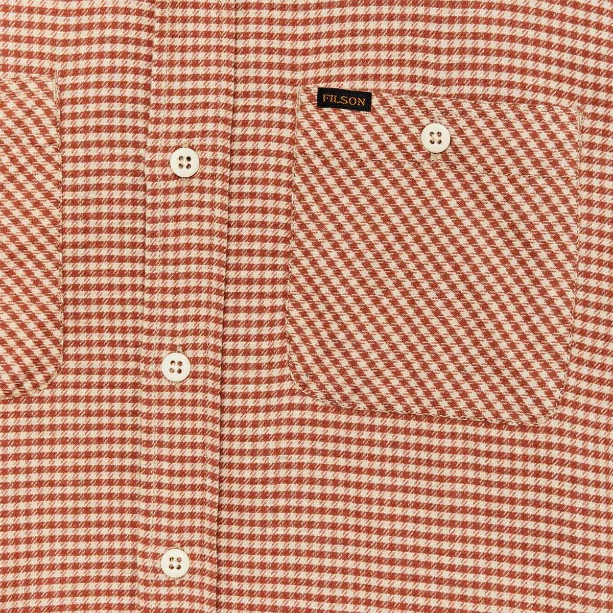 Filson The Rangeland Flannel Shirt Salmon/Oat Houndstooth, een nieuw middelzwaar shirt van ultrazachte katoenen flanel