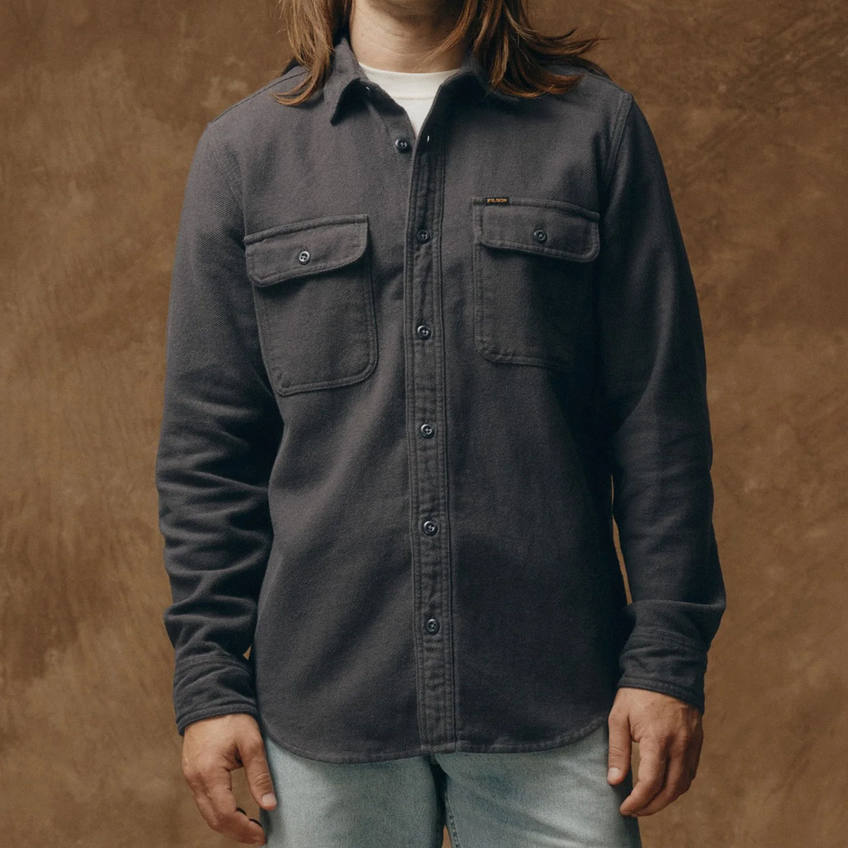 Filson Vintage Flannel Work Shirt Charcoal, warm katoenen overhemd met knoopsluiting en een zachte geborstelde twill binnenkant