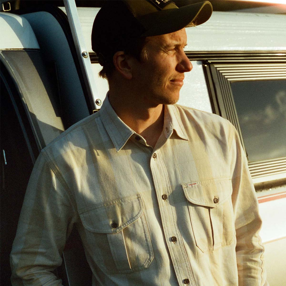 Vintage Wash Alaskan Guide Shirt Lichtgrijs/Khaki Ruit, Iconisch Filson Flanel voor Ongeëvenaard Comfort en Duurzaamheid