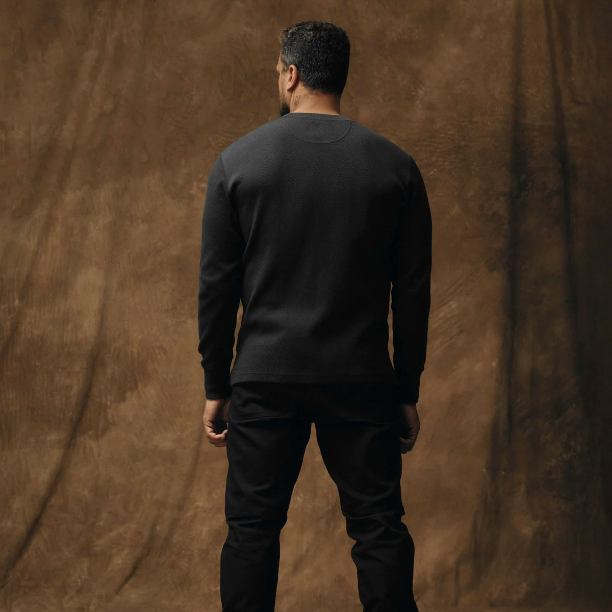 Filson Waffle Knit Henley Faded Black, gestyled op model voor maat