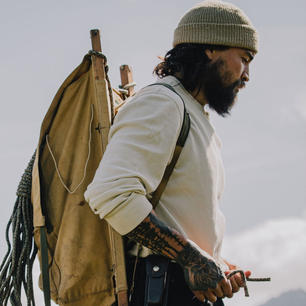 Filson Waffle Knit Thermal Crew Sand, Hier gedragen samen met de Filson Watch Cap Beanie Sawdust