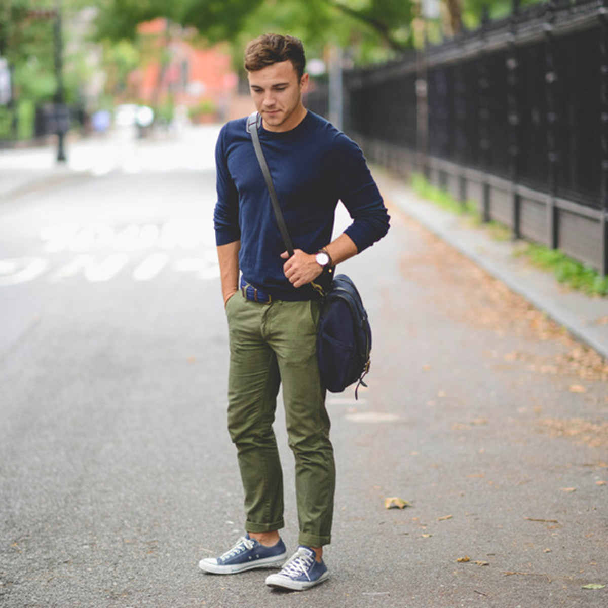 Filson Rugged Twill Field Bag Medium Navy streetwear, past goed in een urban omgeving