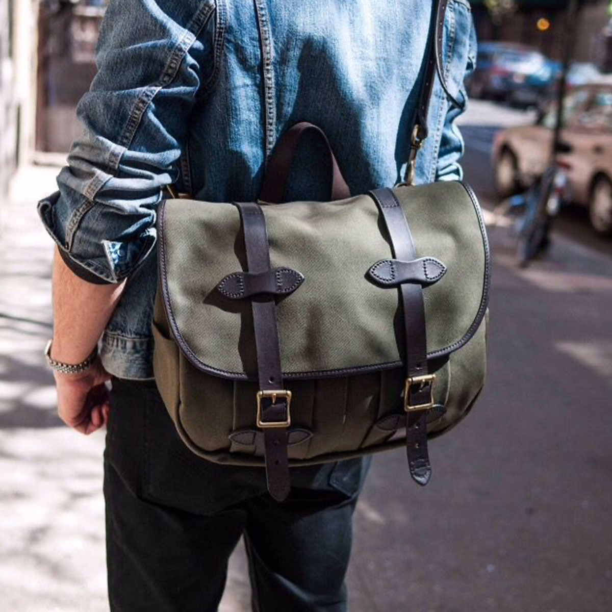 Filson Field Bag Medium Otter Green streetwear, past goed in een urban omgeving