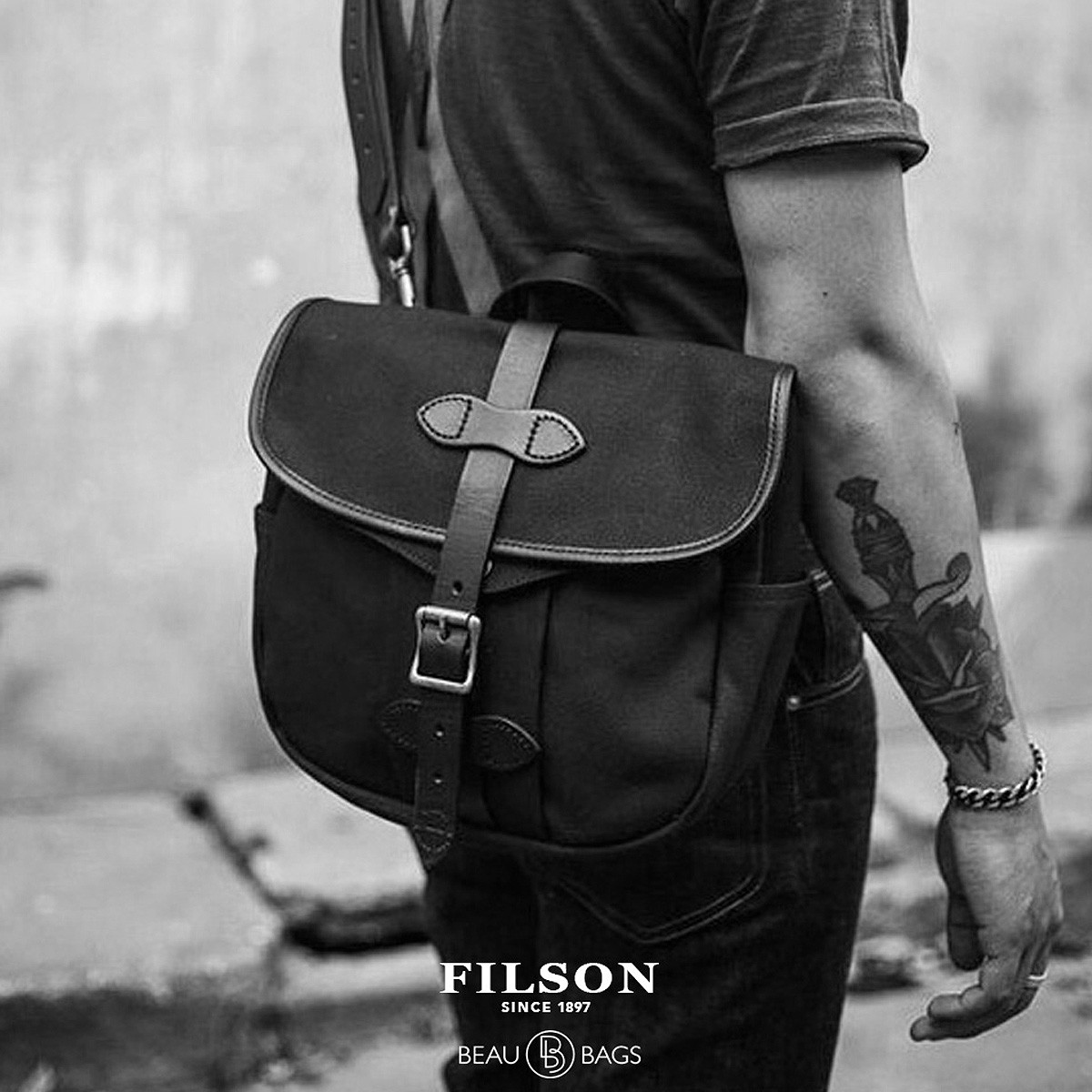 Filson Field Bag Small Black, gemaakt voor mannen en vrouwen die van stijl en kwaliteit houden