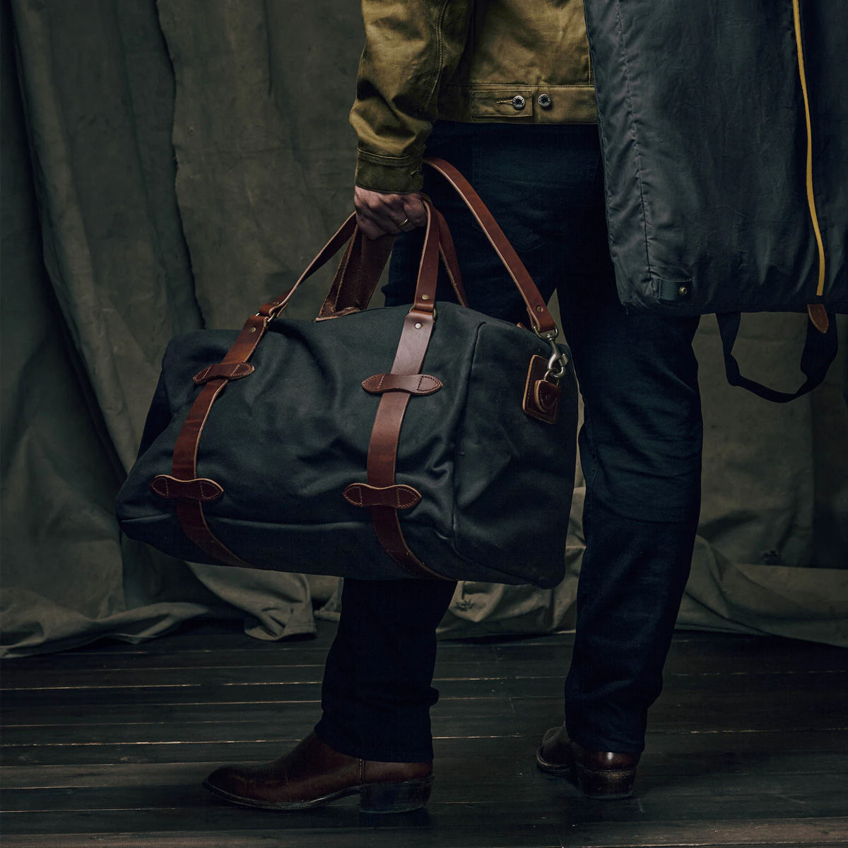 Filson Traveller Medium Duffle Bag Stapleton Cinder, een beproefd icoon herontworpen in samenwerking met songwriter Chris Stapleton