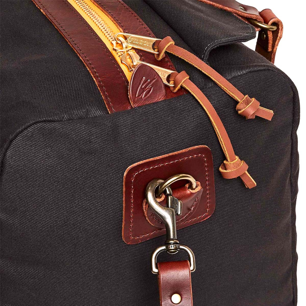 Filson Traveller Medium Duffle Bag Stapleton Cinder, kleuren voor de stof, rits en het leer gekozen door Chris Stapleton