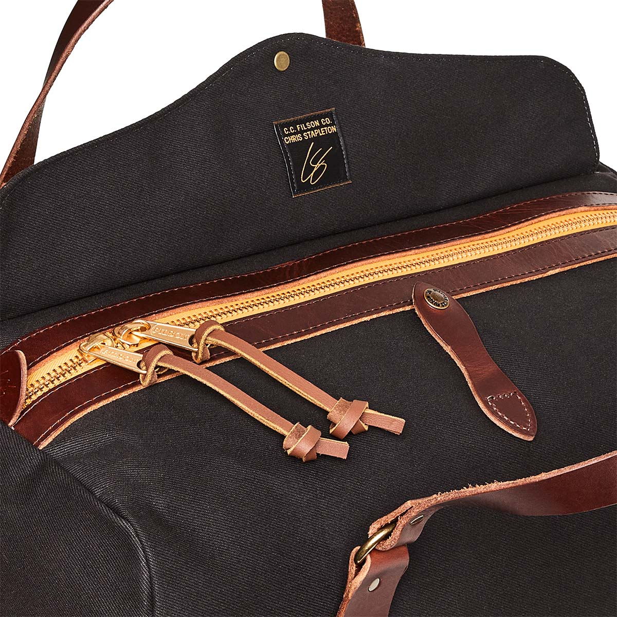 Filson Traveller Medium Duffle Bag Stapleton Cinder, gemaakt van het kenmerkende waterbestendige Rugged Twill katoen