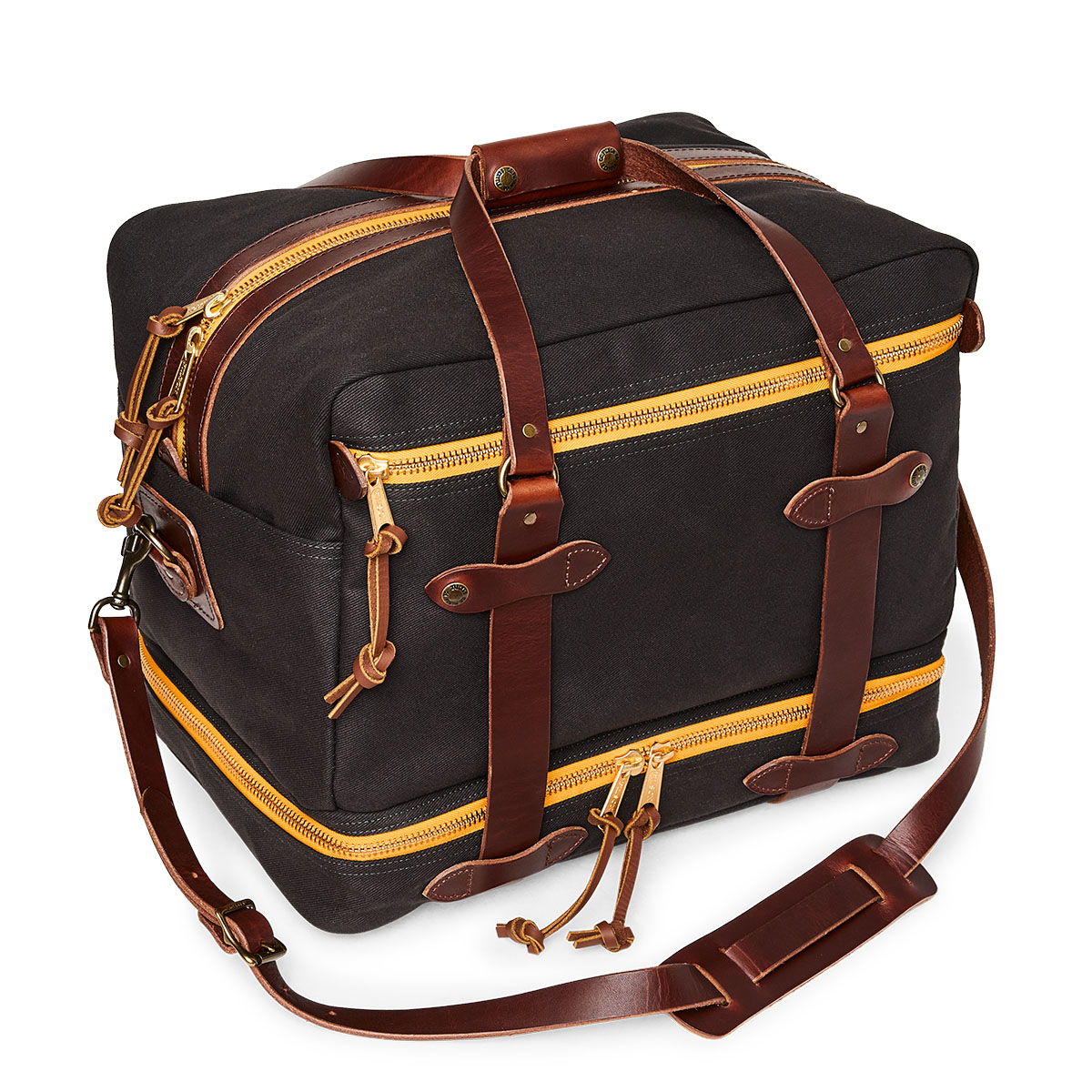 Filson Traveller Outfitter Bag Stapleton Cinder, gemaakt van het kenmerkende waterbestendige Rugged Twill katoen, beschermt deze reistas kleding en uitrusting met een apart vak voor vuile items