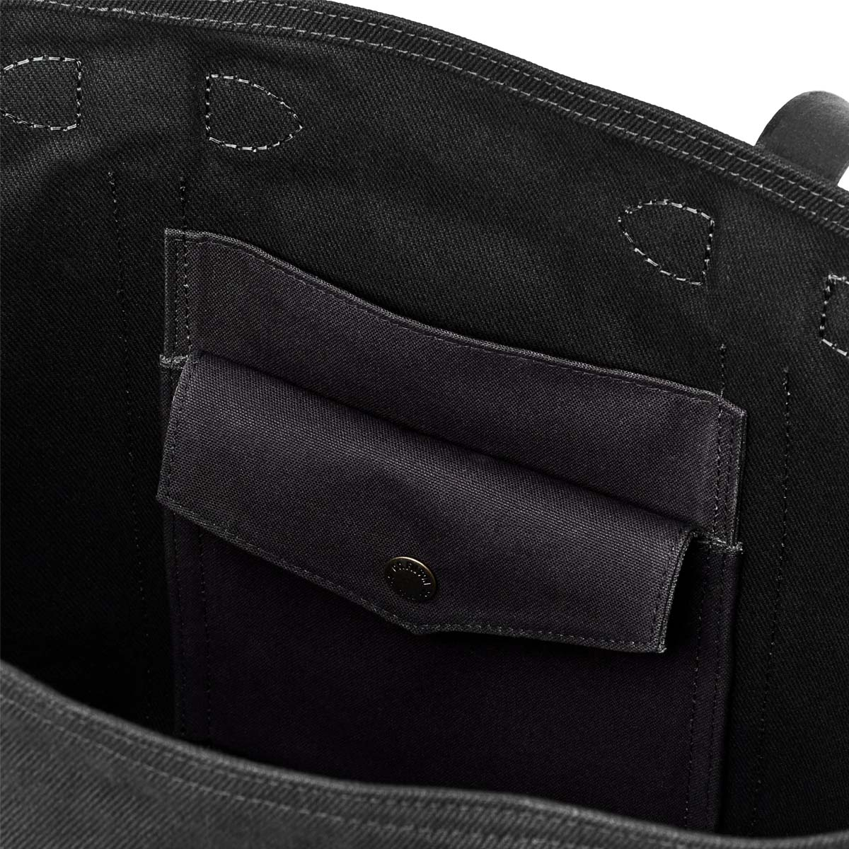 Filson Rugged Twill Large Open Tote Bag Black, Ruim en praktisch interieur – met snap-flapped en steekzakken voor het veilig opbergen van kleinere essentials Filson Rugged Twill Large Open Tote Bag Black, Ruim en praktisch interieur – met snap-flapped en steekzakken voor het veilig opbergen van kleinere essentials