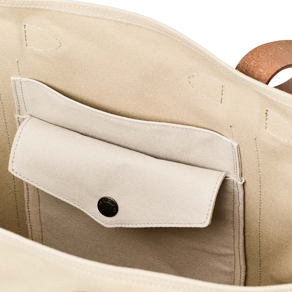 Filson Rugged Twill Large Open Tote Bag Feather Grey, Ruim en praktisch interieur – met snap-flapped en steekzakken voor het veilig opbergen van kleinere essentials