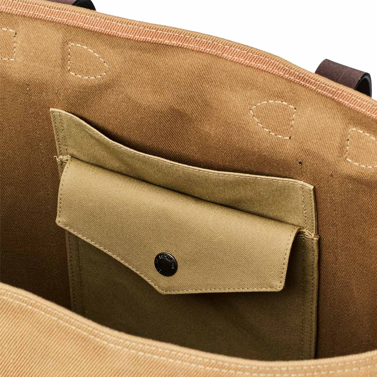 Filson Rugged Twill Large Open Tote Bag Tan, Ruim en praktisch interieur – met snap-flapped en steekzakken voor het veilig opbergen van kleinere essentials