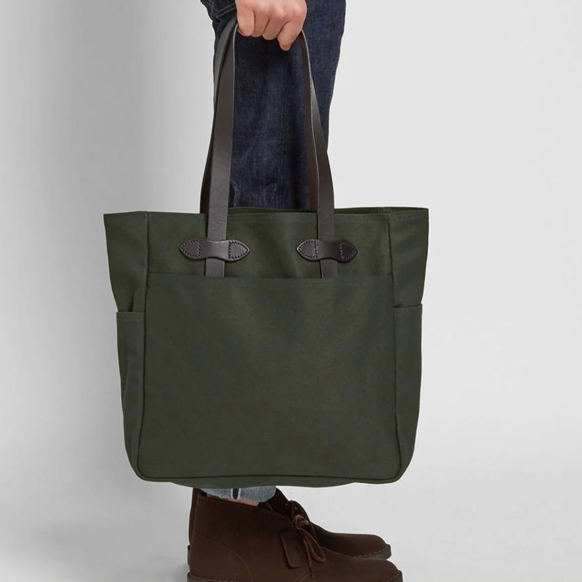 Filson Rugged Twill Tote Bag 11070260-Otter Green, draag je recht naast je lichaam of comfortabel aan je schouder