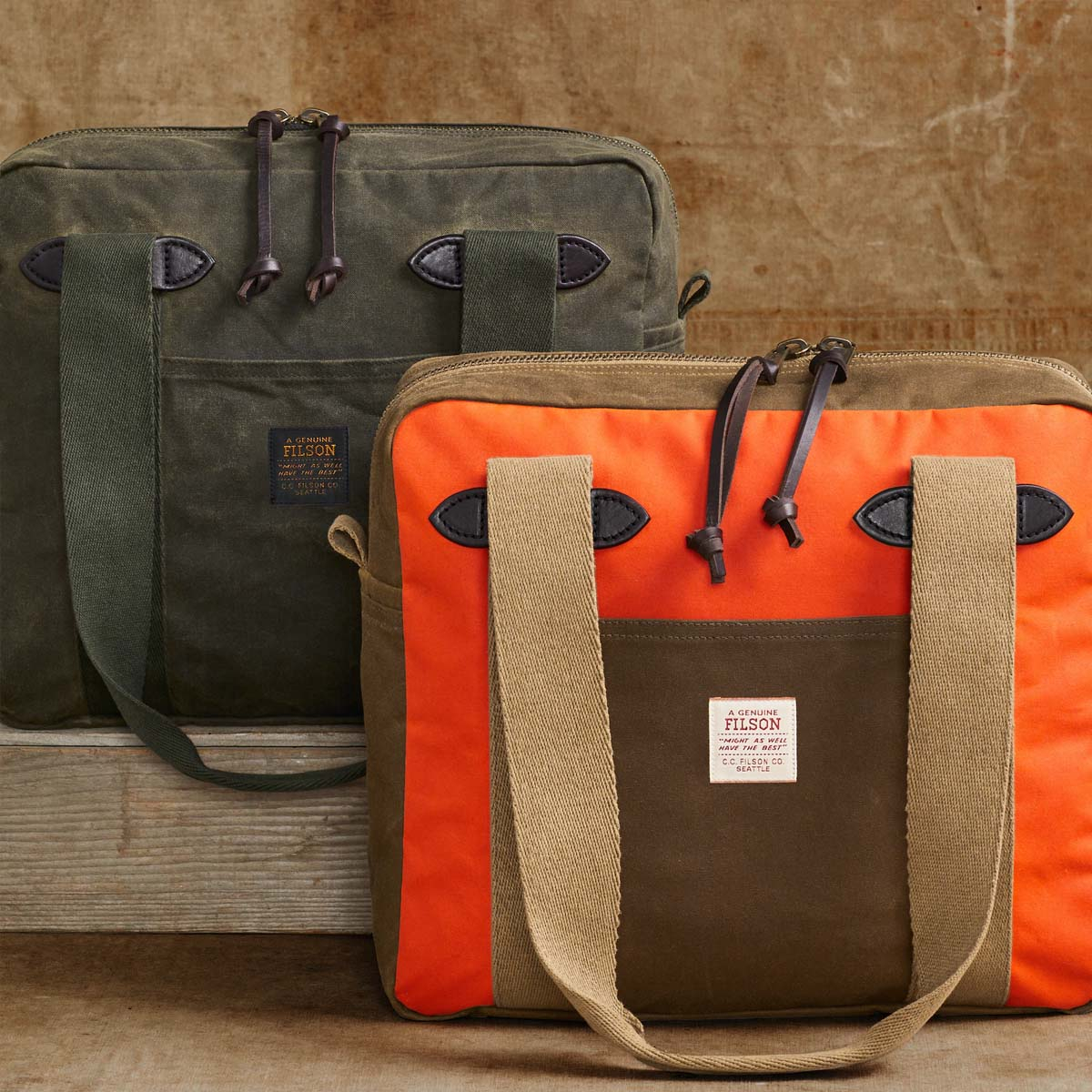 Filson Tin Cloth Tote Bag With Zipper Dark Tan/Flame, een klassiek ogende shopper ontworpen voor het gemakkelijk meenemen van spullen
