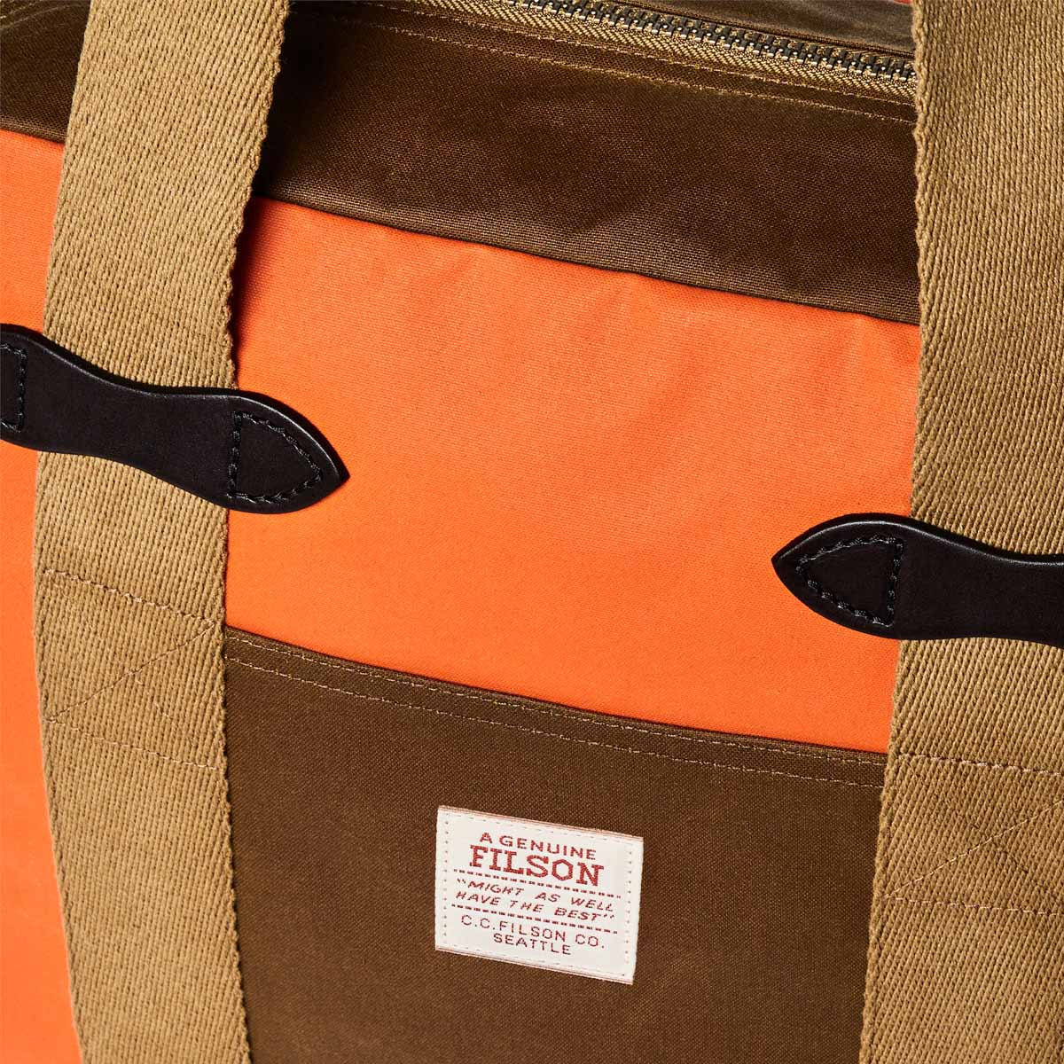 Filson Tin Cloth Tote Bag With Zipper Dark Tan/Flame, om naast je lichaam te dragen of comfortabel aan je schouder
