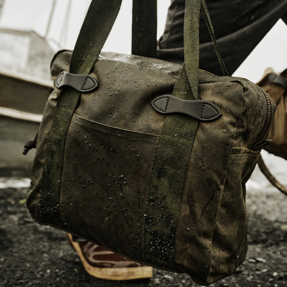 Filson Tin Cloth Tote Bag With Zipper Otter Green, om naast je lichaam te dragen of comfortabel aan je schouder