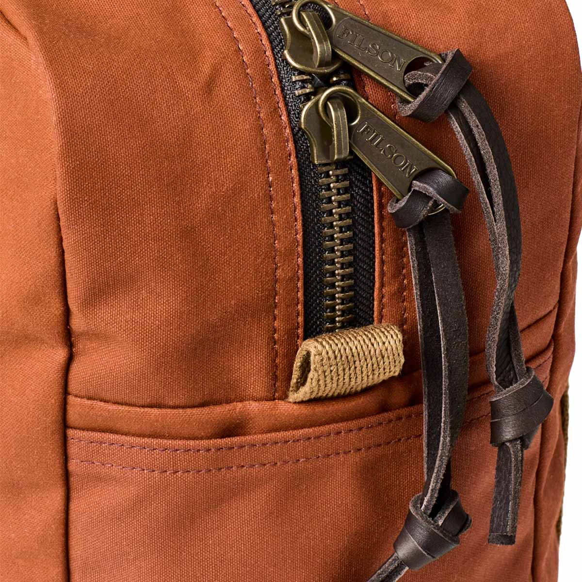 Filson Tin Cloth Tote Bag With Zipper Rust, om naast je lichaam te dragen of comfortabel aan je schouder