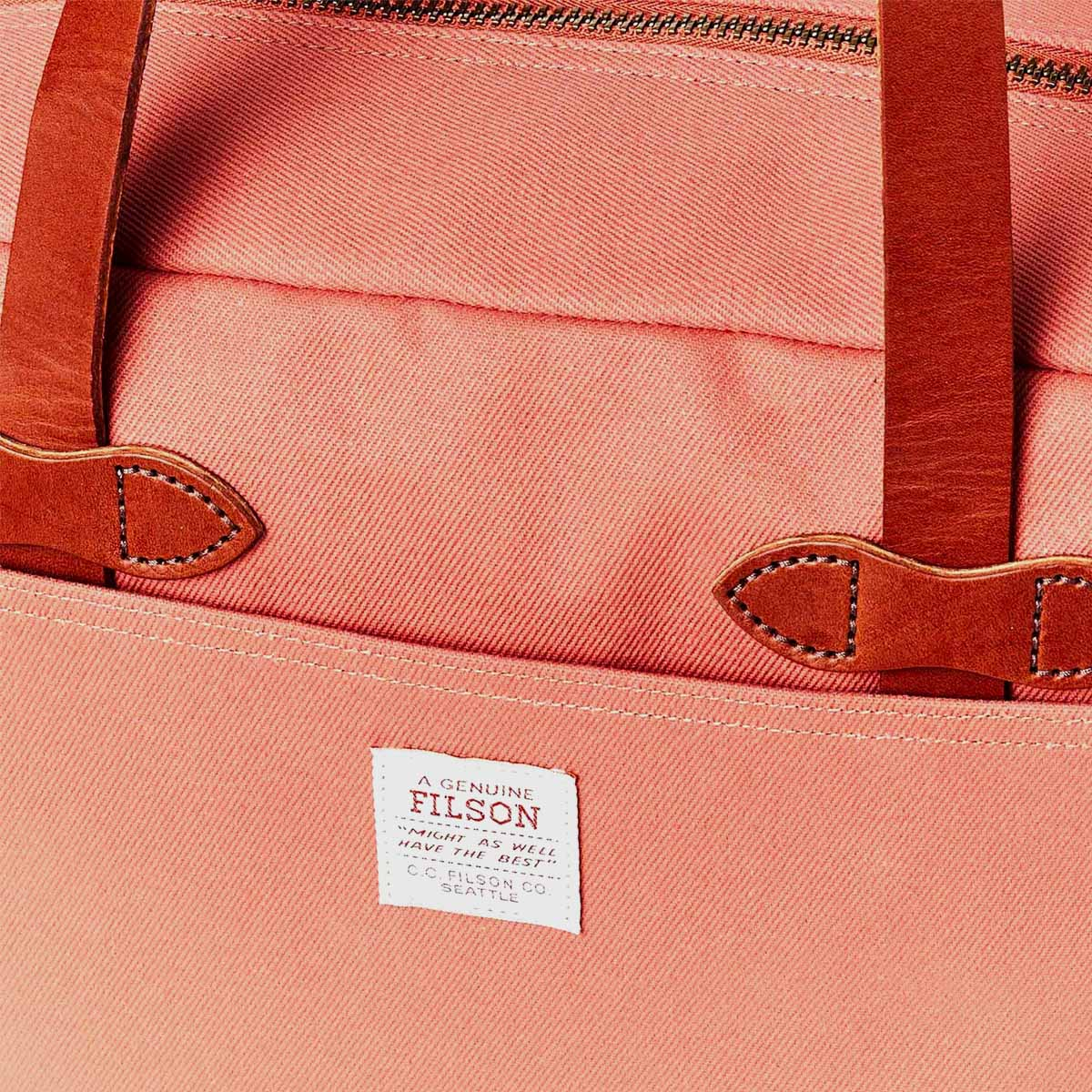 Filson Rugged Twill Tote Bag With Zipper Cedar Red, gemaakt voor mannen en vrouwen die van gemak, stijl en kwaliteit houden
