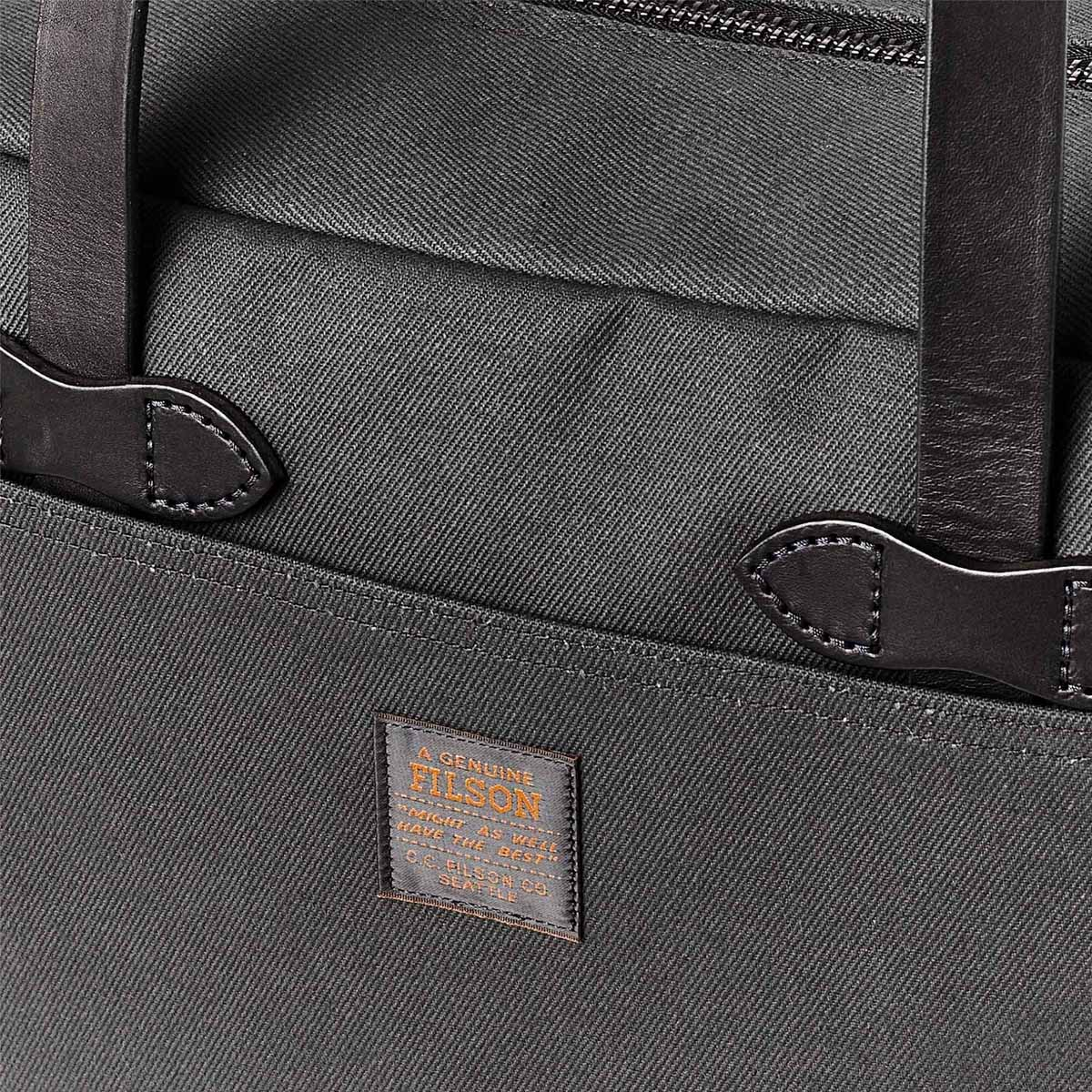 Filson Rugged Twill Tote Bag With Zipper Faded Black, gemaakt voor mannen en vrouwen die van gemak, stijl en kwaliteit houden