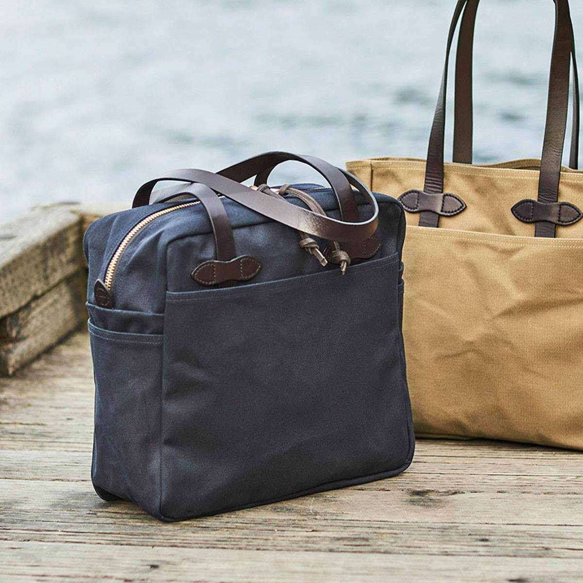 Filson Rugged Twill Tote Bag With Zipper Navy, gemaakt voor mannen en vrouwen die van gemak, stijl en kwaliteit houden