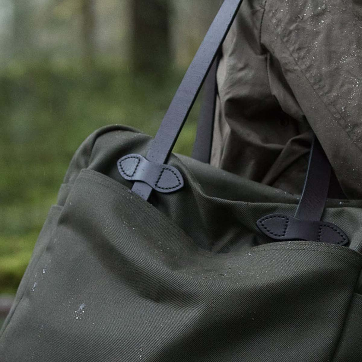 Filson Rugged Twill Tote Bag With Zipper Otter Green, extraordinary bag for an ordinary day