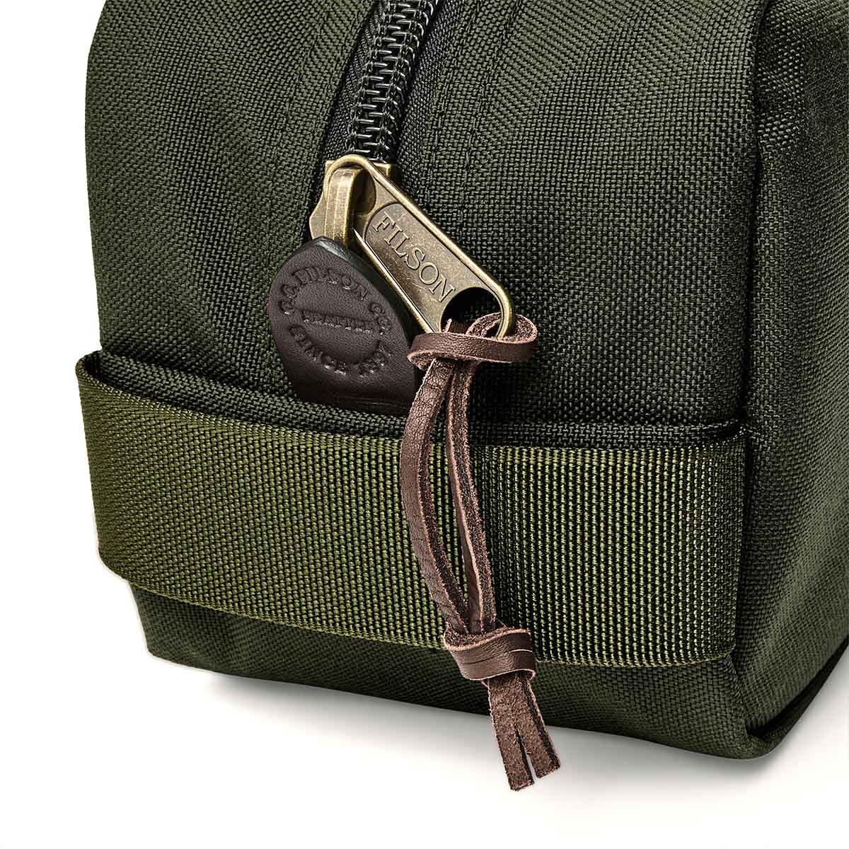 Filson Dryden Travel Pack Otter Green, gemaakt van scheurvast ballistic nylon