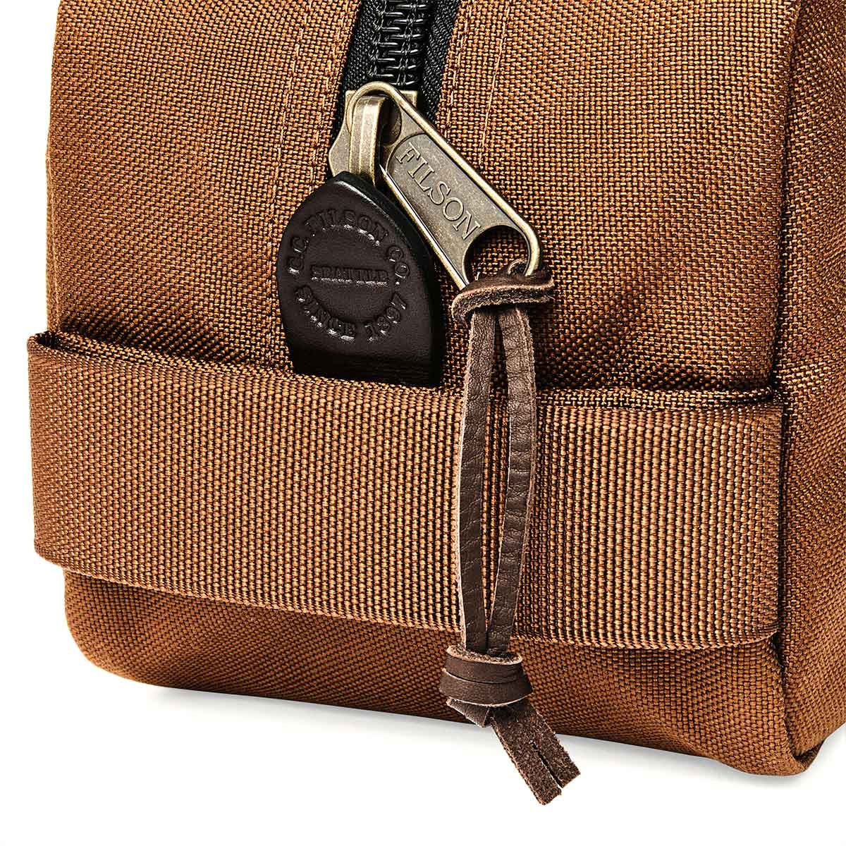 Filson Dryden Travel Pack Whiskey, gemaakt van scheurvast ballistic nylon