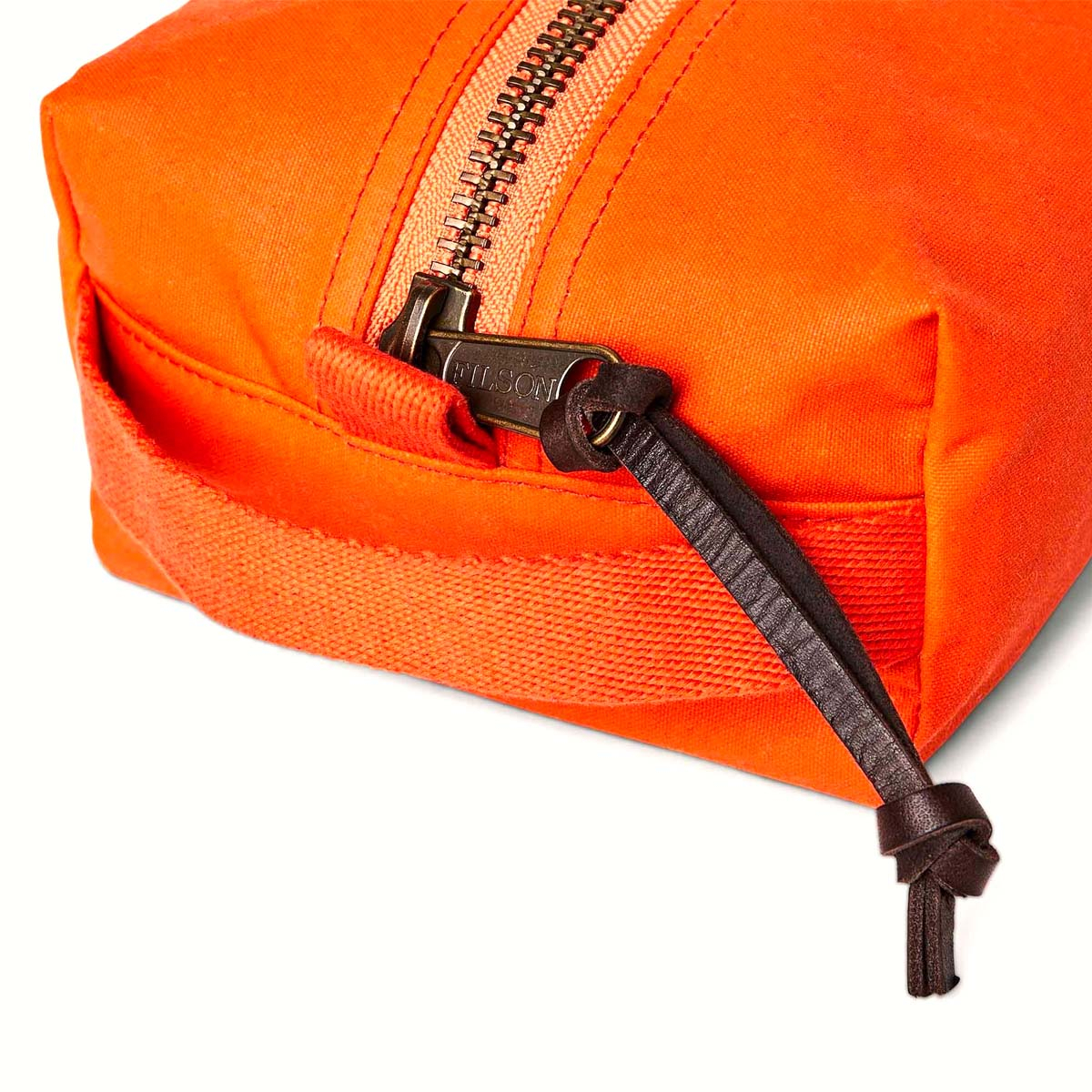 Filson Tin Cloth Travel Kit Flame, een compacte, lichte en stevige dopp kit gemaakt met historische materialen en modern design