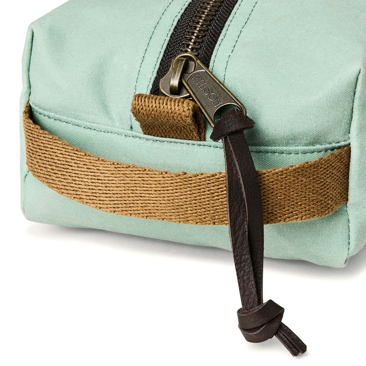 Filson Tin Cloth Travel Kit Granite Green, een compacte, lichte en stevige dopp kit gemaakt met historische materialen en modern design