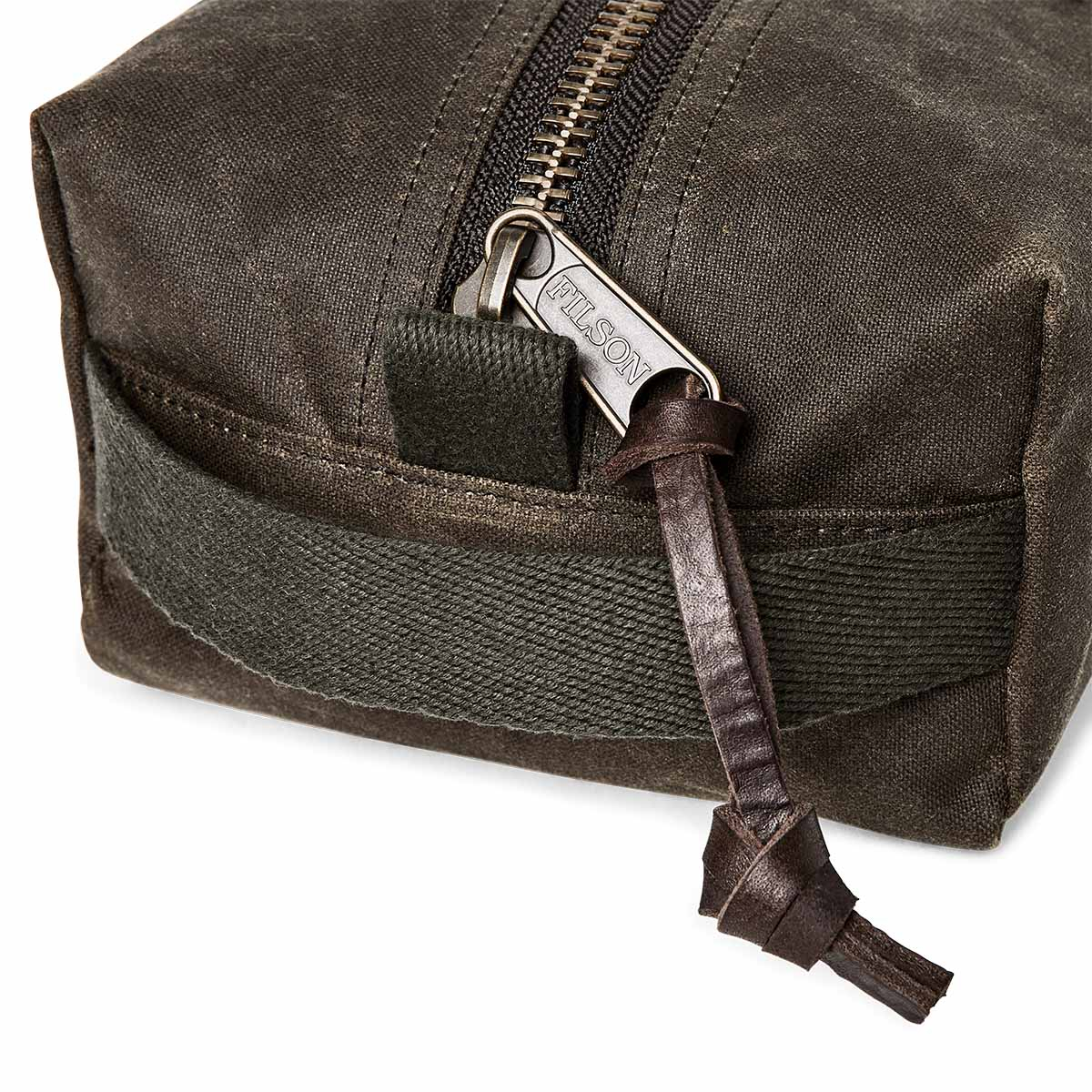 Filson Tin Cloth Travel Kit Otter Green, een compacte, lichte en stevige dopp kit gemaakt met historische materialen en modern design