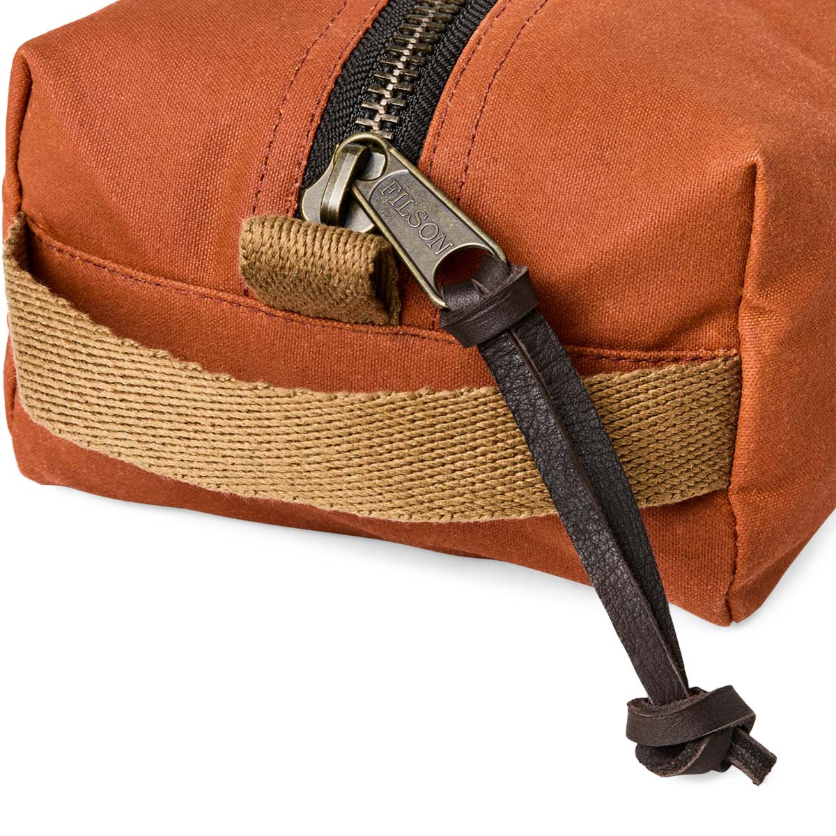 Filson Tin Cloth Travel Kit Rust, een compacte, lichte en stevige dopp kit gemaakt met historische materialen en modern design