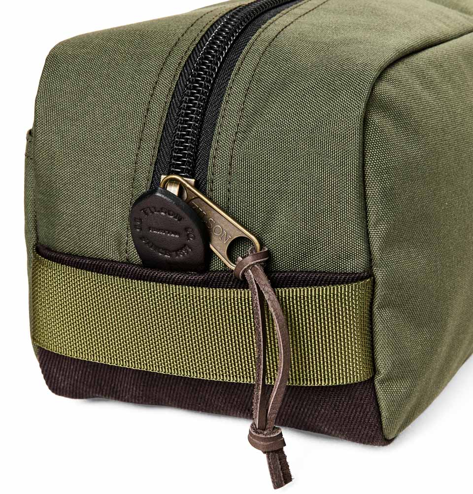 Filson Travel Pack Otter Green, gemaakt van scheurvast ballistisch nylon en versterkt met Filson's bekende Rugged Twill