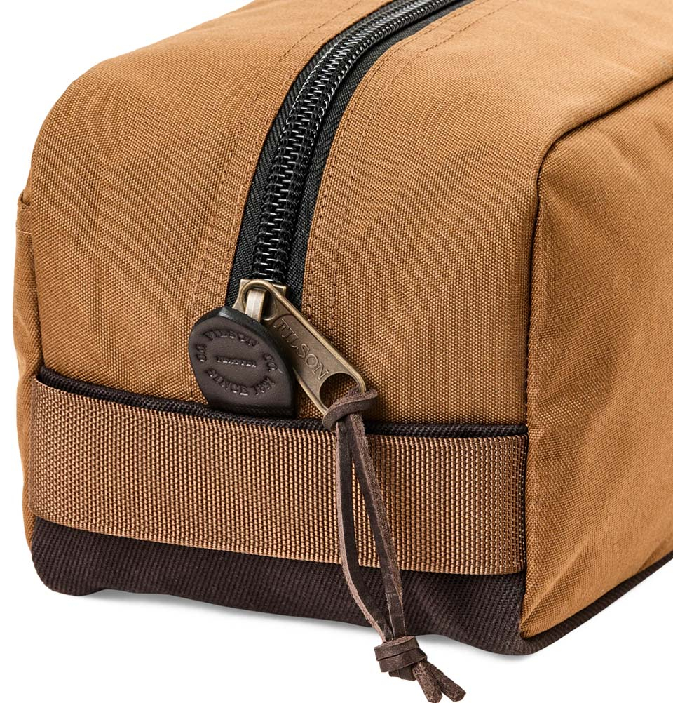 Filson Travel Pack Whiskey, gemaakt van scheurvast ballistisch nylon en versterkt met Filson's bekende Rugged Twill