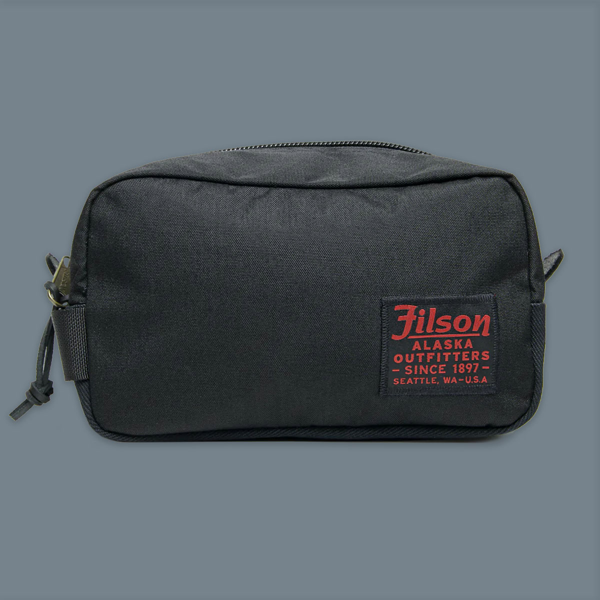 Filson Travel Pack Dark Navy, gemaakt van scheurvast ballistisch nylon en versterkt met Filson's bekende Rugged Twill