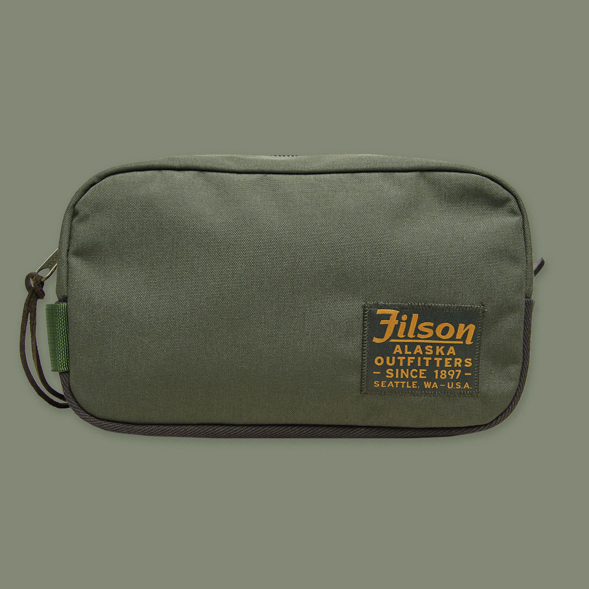Filson Travel Pack Otter Green, gemaakt van scheurvast ballistisch nylon en versterkt met Filson's bekende Rugged Twill